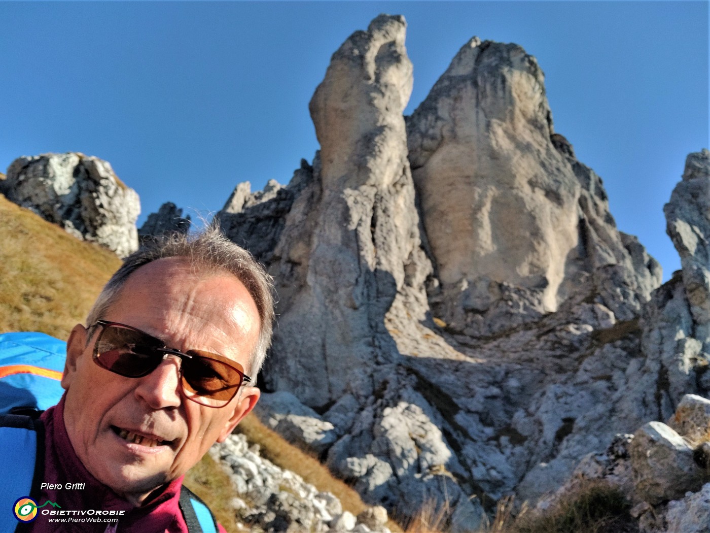 31 Selfie con spettacolare vista sul Campaniletto del Cinquantenario (1730 m) a sx  e sulla Torre Cecilia (1800 m) .jpg